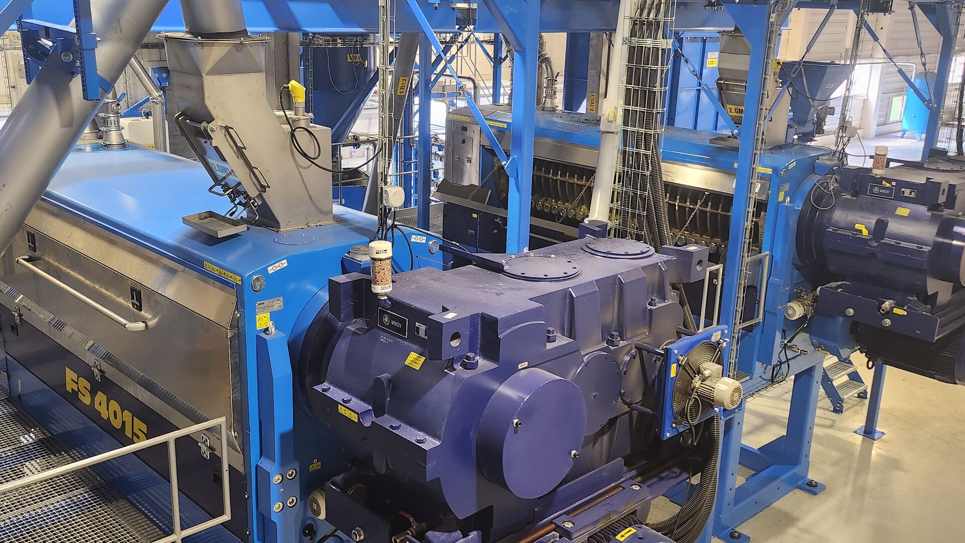 Gain a high-quality ‚virgin‘ oil and a nutritious feed for animals with our two-stage cold pressing technology for oilseeds. Gain a high-quality ‚virgin‘ oil and a nutritious feed for animals with our two-stage cold pressing technology for oilseeds.