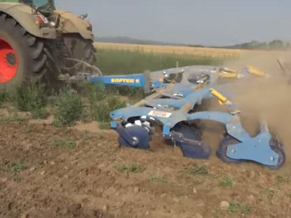 Softer 6 jel, když jiní stáli