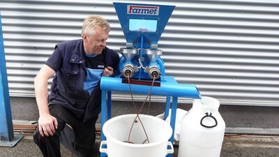 Pressen von Traubenkernen