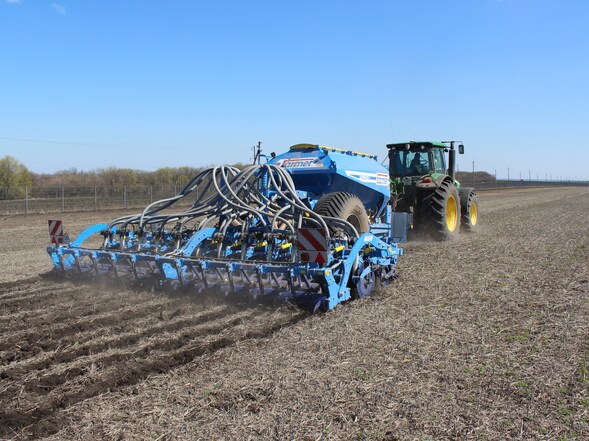 Falcon HW a Strip Till 6 Farmet - první stovky hektarů na Ukrajině