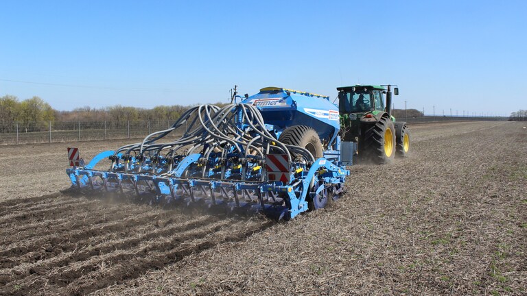 Falcon HW a Strip Till 6 Farmet - první stovky hektarů na Ukrajině Falcon HW a Strip Till 6 Farmet - první stovky hektarů na Ukrajině