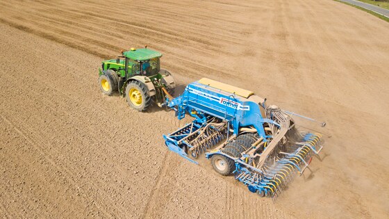 Sowing peas and oats in one pass