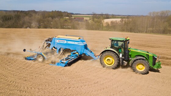 Sowing peas and oats in one pass