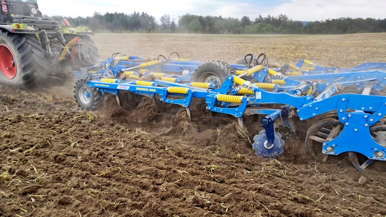 Terrix quattro 600 PS for full-area deep loosening