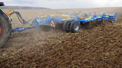 Terrix quattro 600 PS for full-area deep loosening