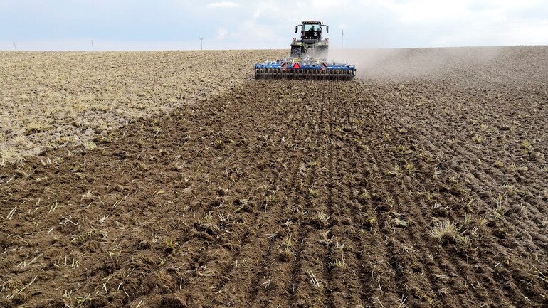 Terrix quattro 600 PS for full-area deep loosening