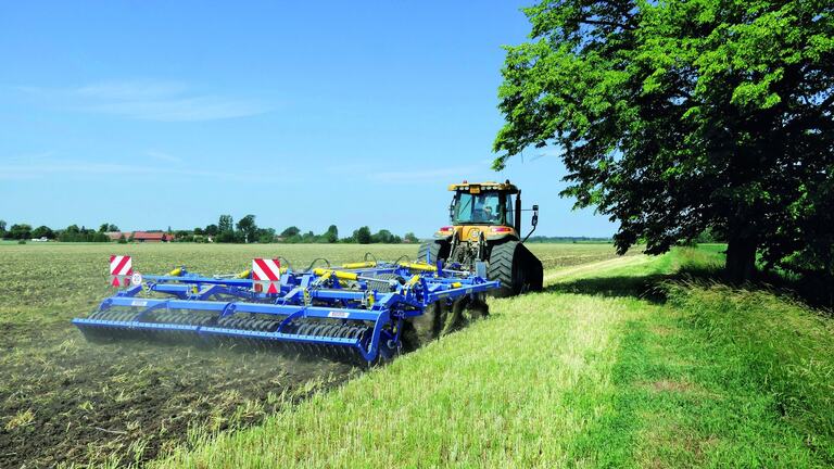 Široký výběr strojů na zpracování půdy po sklizni