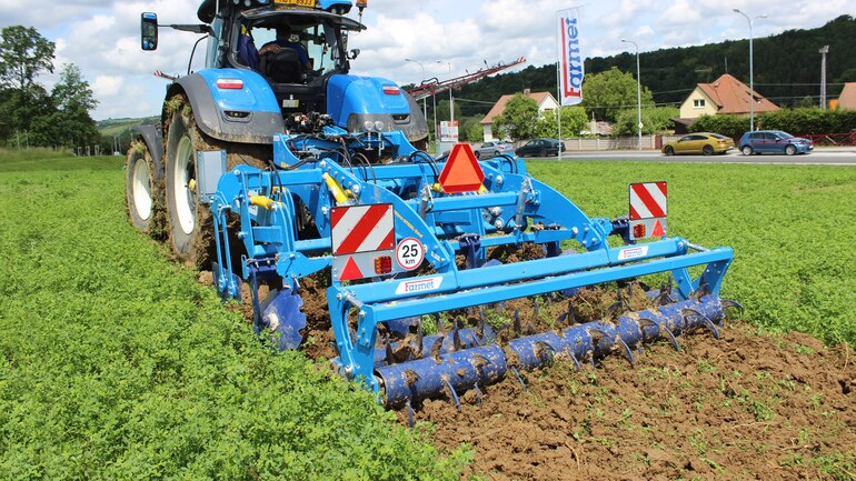 Digger po vojtěškách a víceletých pícninách