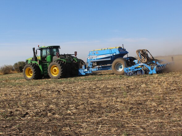 Kvalitní zpracování půdy s hnojením na podzim je klíčem k vynikající sklizni v příštím roce