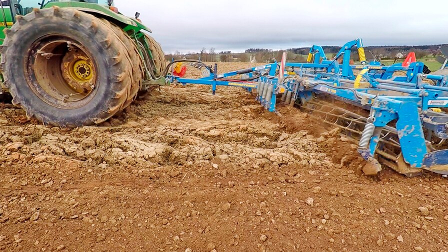 Kompaktomat in rough plowing